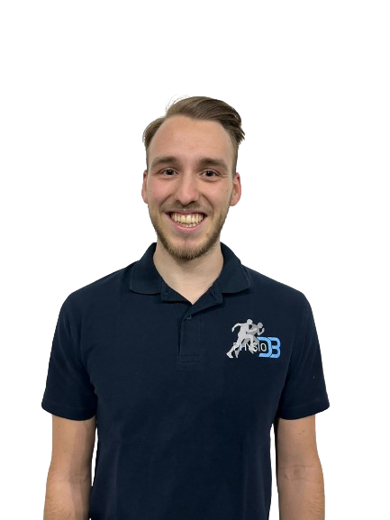 Een foto van kinesist Yolan De Borger, deze draagt een tshirt met het logo van de kinesietherapie praktijk PhysioDB
