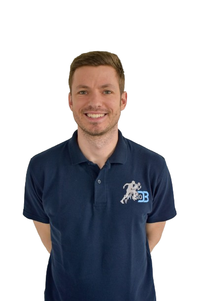 Een foto van kinesist Niels de Belder, deze draagt een tshirt met het logo van de kinesietherapie praktijk PhysioDB