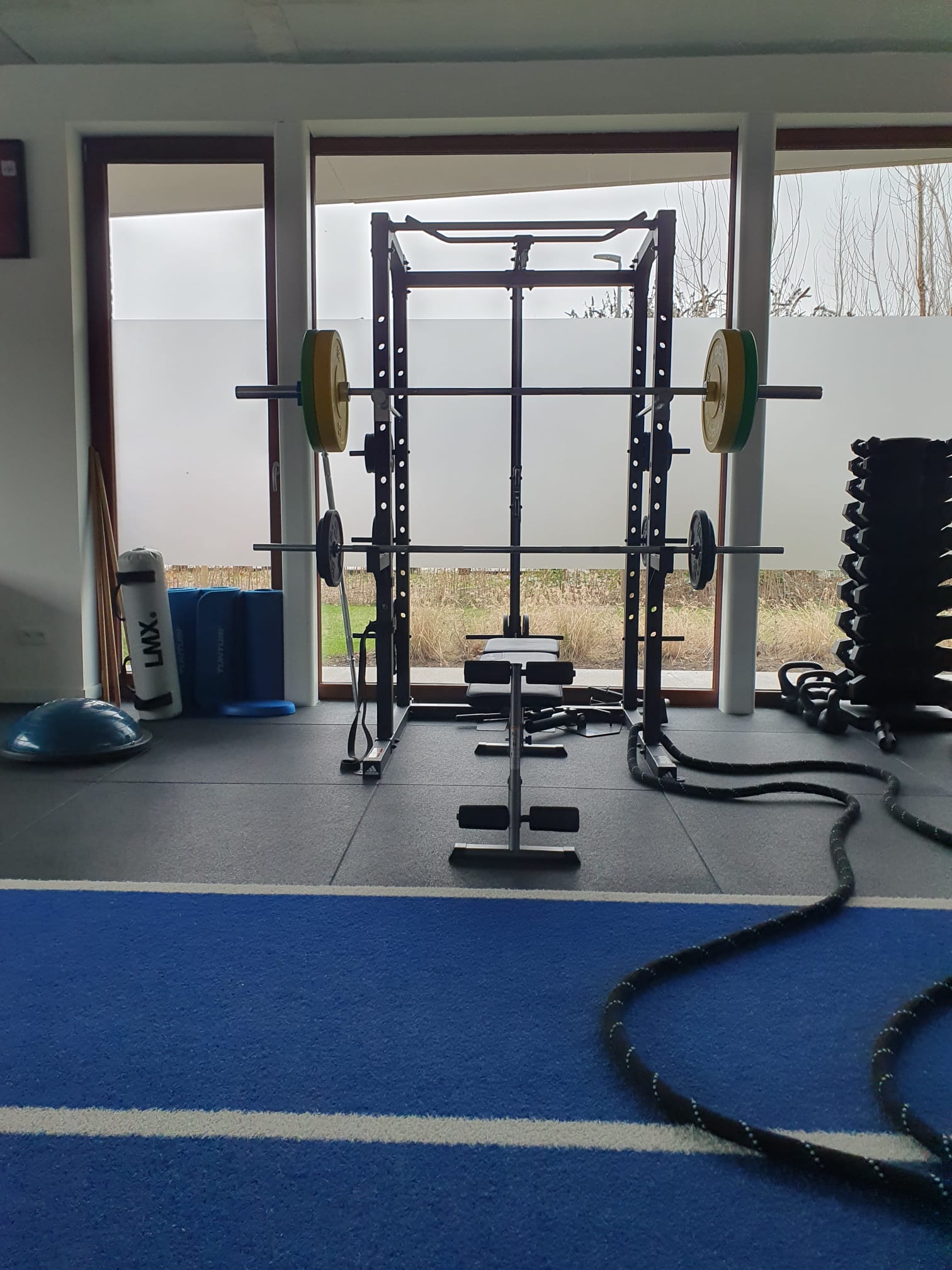 Een trainings rek met gewichten waarmee ook andere oefeningen kunnen worden uitgevoerd.